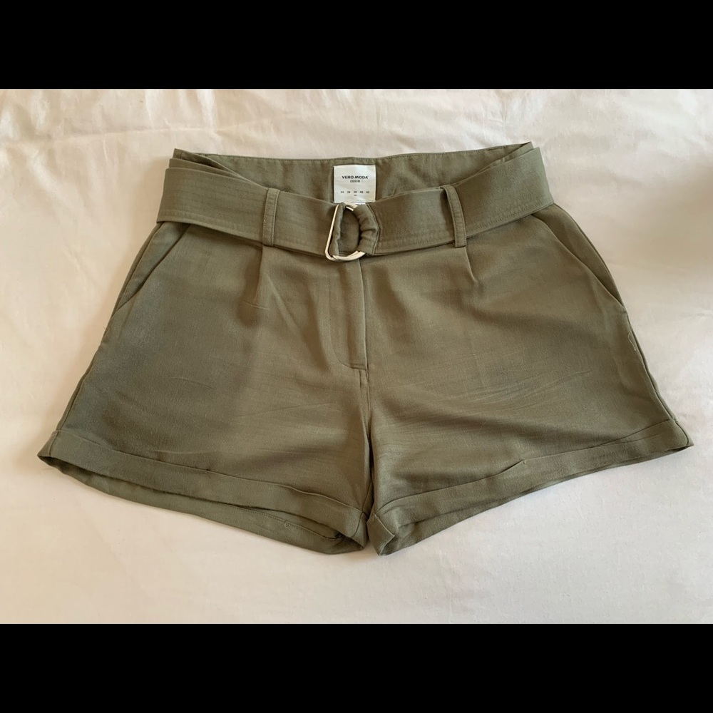 Vero moda short fluid with darts